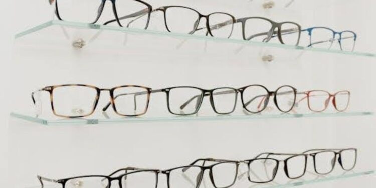 4 Signs You Might Need Prescription Eyeglasses